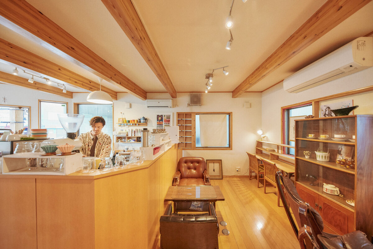 스페셜티 커피를 제공하는 일본에 있는 호시카와 카페의 내부