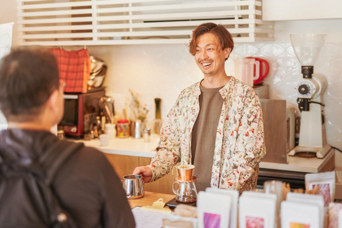 스페셜티 커피를 제공하는 일본에 있는 호시카와 카페의 접객