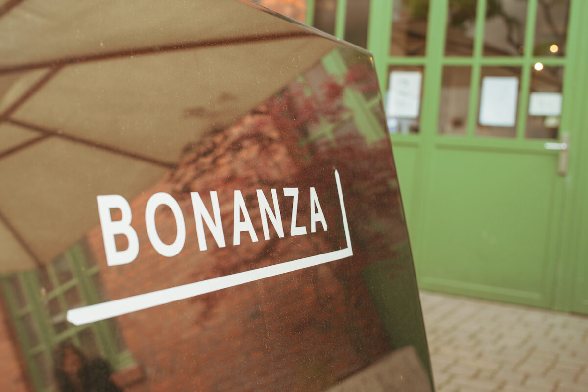 스페셜티 커피를 제공하는 일본에 있는 Bonanza Coffee Roasters의 로고・간판