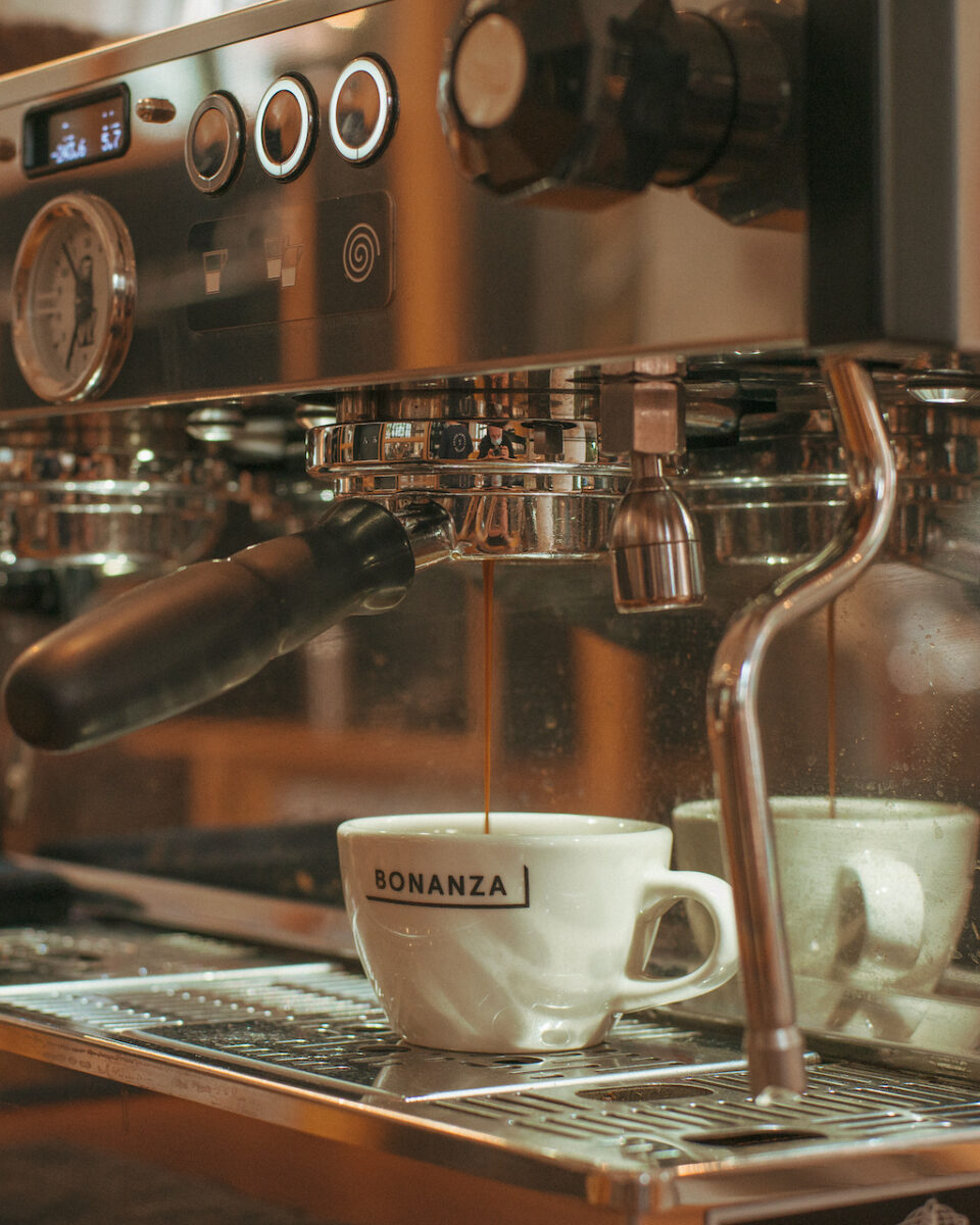 일본에 있는 Bonanza Coffee Roasters으로 스페셜티 커피를 내린다