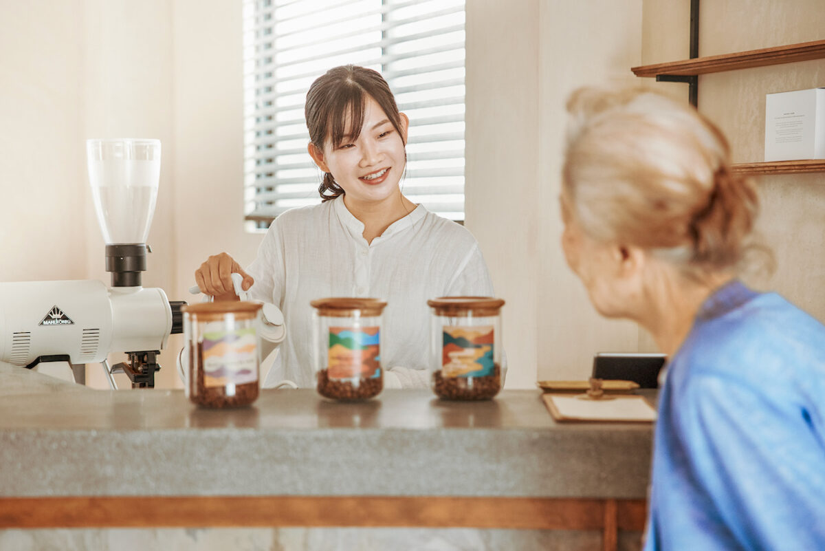 스페셜티 커피를 제공하는 일본 에 있는 BERTH COFFEE ROASTERY Haru 의 접객

