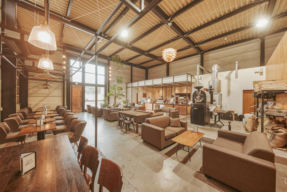 스페셜티 커피를 제공하는 일본에 있는 IMOM COFFEE ROASTERS 의 내부