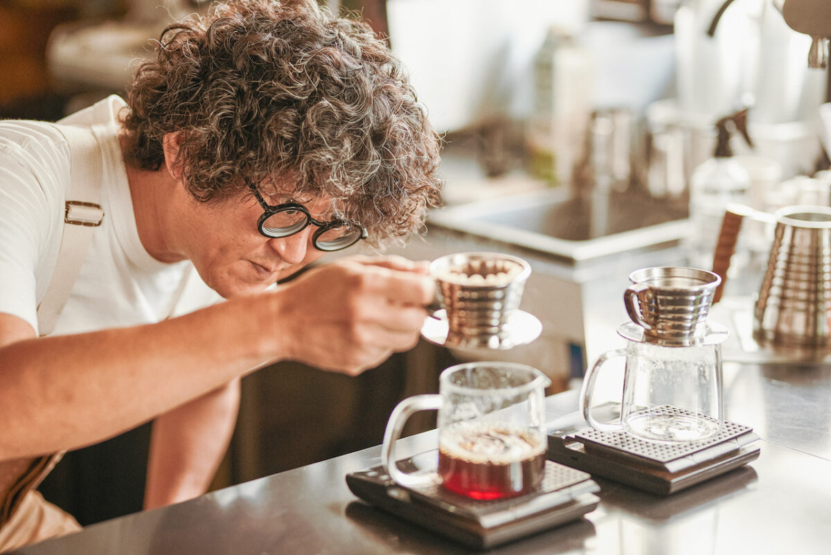 일본에 있는 BAGTOWN COFFEE에서 스페셜티 커피를 바리스타가 추출