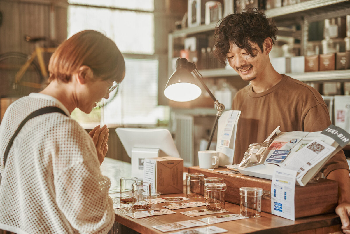 스페셜티 커피를 제공하는 일본 에 있는 카리오몬즈 커피 로스터리 의 접객
